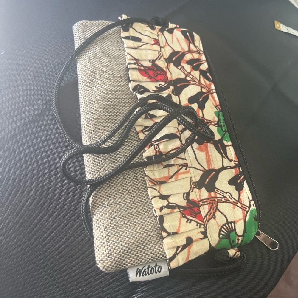 Floral Ruffle Clutch Bag - Multicolor zip doesn’t close - Picture 4 of 6
